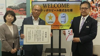 左：サッポロビール（株）首都圏流通本部 流通営業統括部 第5営業部 水上 恵理子　中央：サッポロビール（株）首都圏流通本部 副本部長 北岡 俊夫　右：埼玉県 県民生活部長 真砂 和敏様