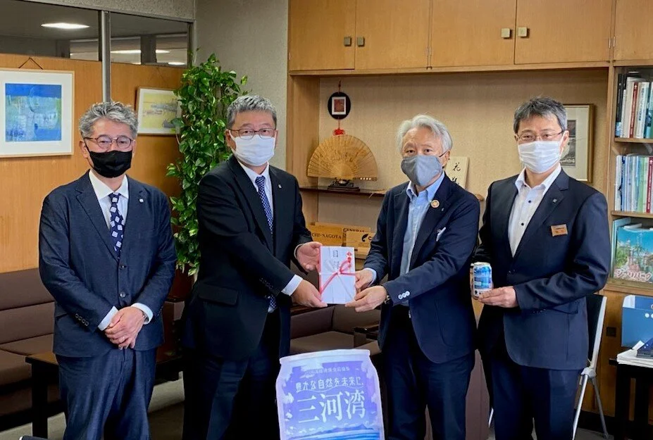 (左から:サッポロビール(株)法人統括部 東海北陸法人営業部長 岩尾 陽二郎、サッポロビール(株)執行役員 東海北陸本部長 白石 英樹、愛知県環境局長 水野 達也様、愛知県環境局環境政策部水大気環境課生活環境地盤対策室長 横井 歩様)