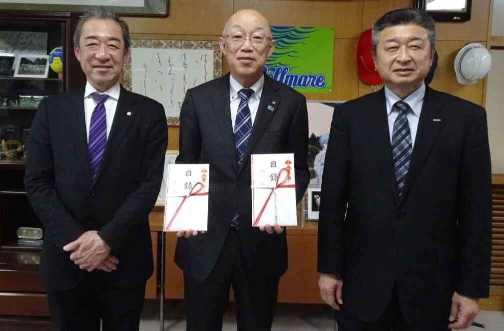（左から：サッポロビール（株）首都圏本部 首都圏第2統括支社 統括支社長 片平 喜彦、箱根町町長　勝俣 浩行様、ポッカサッポロフード＆ビバレッジ（株）執行役員 カスタマーリレーション本部長 北村 嘉洋）
