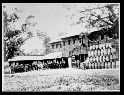 1876（明治9）年 「開拓使麦酒醸造所」開業式での記念写真