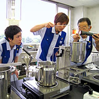 「醸造技術研修」では、原料配合からびん詰まで独自の設備を用いてビールを手造り