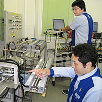 「メカトロニクス研修」では、工程制御に使用されている設備を用いた実践的な研修を実施